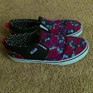 I’m selling girl vans I barely worn them so they are clean and  The are a size 6